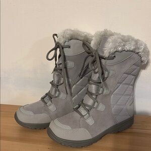 New Columbia Women’s Ice Maiden faux fur lined boots. Size 6